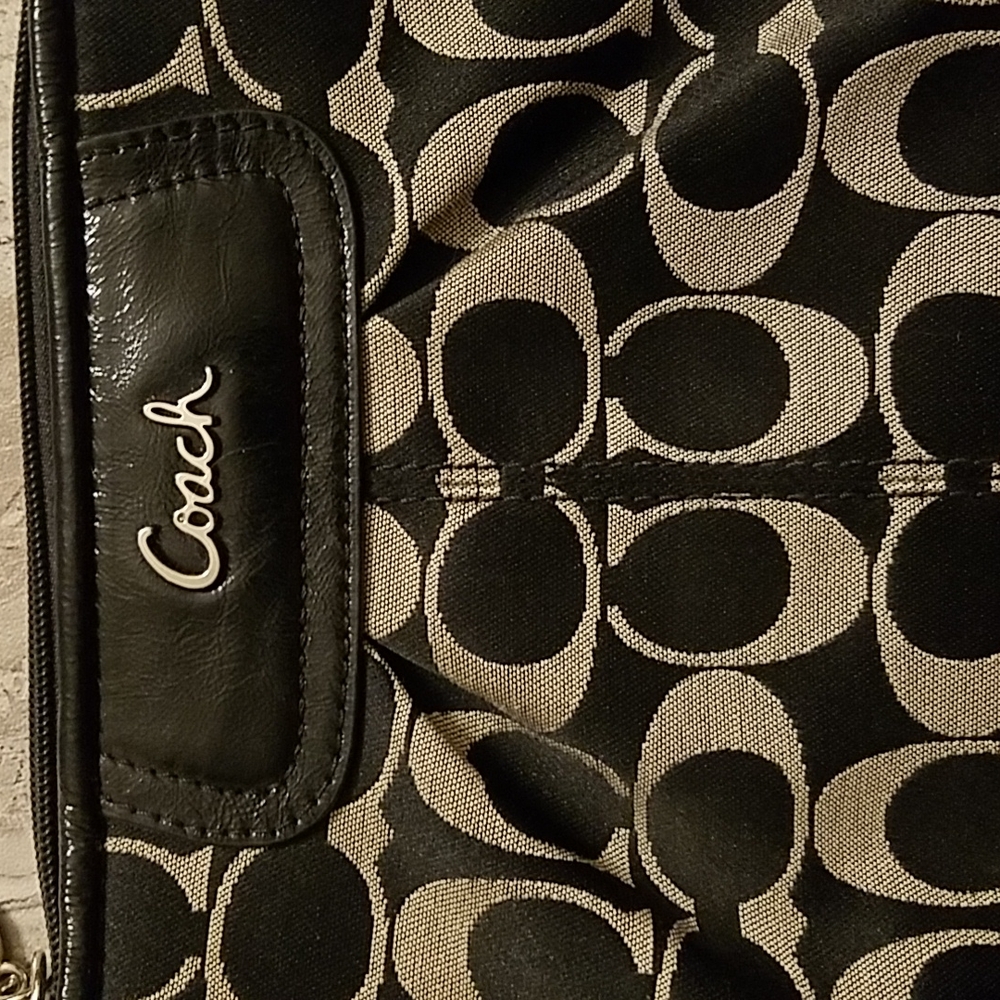 New! Coach Black & Cream Large Wristlet - Picture 2 of 11